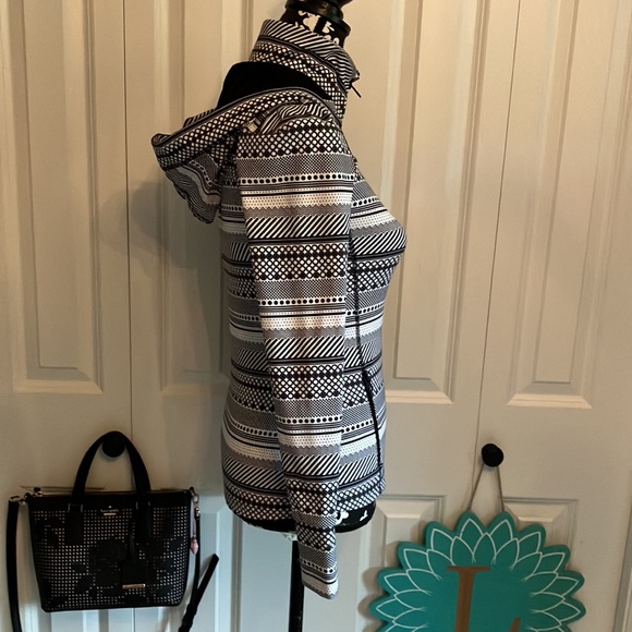 Super cute and comfy Lorna Jane hoodie with front zip and thumb holes. - Picture 5 of 15